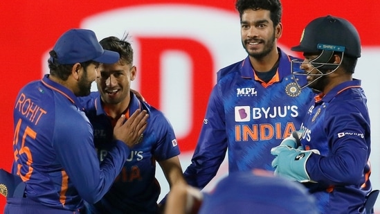 India's Ravi Bishnoi celebrates the dismissal of Sri Lanka's Janith Liyanage during the 3rd T20I match between India and Sri Lanka,(ANI)
