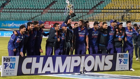 Indian players pose with the winners trophy after their win in the third Twenty20 international cricket match against Sri Lanka(AP)