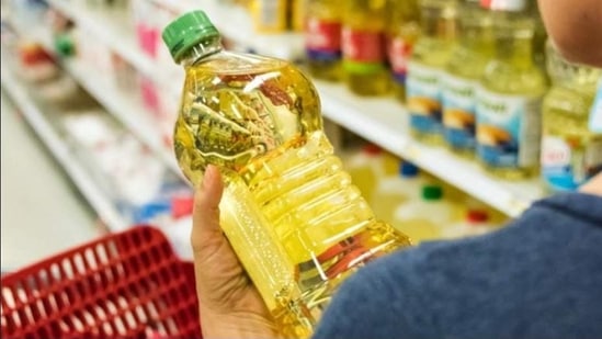 Cooking oil prices in India may increase amid the Russia-Ukraine crisis.(Twitter/iatpapog)