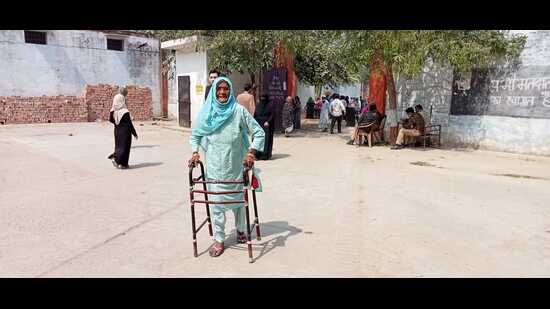 Many aged voters overcame ailments and turned up in large numbers to exercise their franchise in Sangam city (HT photo)