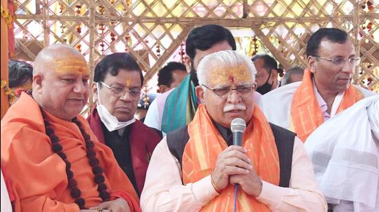Haryana chief minister Manohar Lal Khattar addressing people in Karnal on Saturday. (HT Photo)