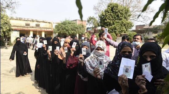 In this phase, voting was held for 61 assembly contituencies in 12 districts. According to the EC, voting began and 7 am and ended at 6 pm. (Deepak Gupta/HT Photo)