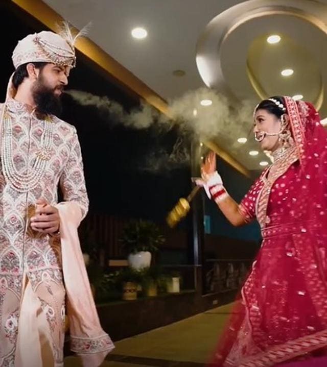 A Delhi-based techie Suneet Walia recently made a reel on a popular movie dialogue from the film Pushpa: The Rise(2021)with his wife.