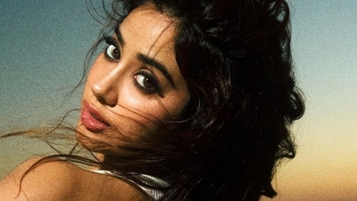 Wearing a dab of pink lipstick, Janhvi amplified the glam quotient with rosy blushed and highlighted cheeks, kohl-lined eyes with black eyeliner streaks, mascara-laden eyelashes and filled-in eyebrows. (Instagram/janhvikapoor) Wearing a dab of pink lipstick, Janhvi amplified the glam quotient with rosy blushed and highlighted cheeks, kohl-lined eyes with black eyeliner streaks, mascara-laden eyelashes and filled-in eyebrows. (Instagram/janhvikapoor)