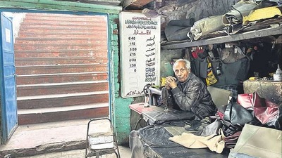 For 64 years, tailor Damil Ahmad Beg has been a daily sight here, along with his pedal sewing machine—underneath the mosque’s gateway. (Mayank Austen Soofi)