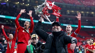 Liverpool manager Juergen Klopp celebrates with the trophy after winning the Carabao Cup (REUTERS)