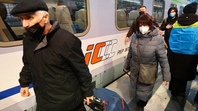 People from Ukraine's capital Kyiv leave a train after arriving from Poland at the Berlin main train station Hauptbahnhof. REUTERS/Fabrizio Bensch (REUTERS)