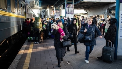 Displaced Ukrainians seeking to leave the capital city wait to board a train at Kyiv central train station in Kyiv, Ukraine, Feb. 28, 2022. (Bloomberg) Displaced Ukrainians seeking to leave the capital city wait to board a train at Kyiv central train station in Kyiv, Ukraine, Feb. 28, 2022. (Bloomberg)