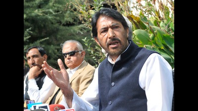 Mir chaired a meeting of prominent leaders including block presidents, ward presidents and workers of Jammu West assembly constituency led by PCC working president Raman Bhalla. (HT)