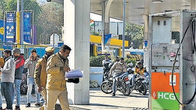 Policemen investigating the triple murder at a CNG gas station on NH-48, Gurugram. (Vipin Kumar/HT PHOTO) Policemen investigating the triple murder at a CNG gas station on NH-48, Gurugram. (Vipin Kumar/HT PHOTO)