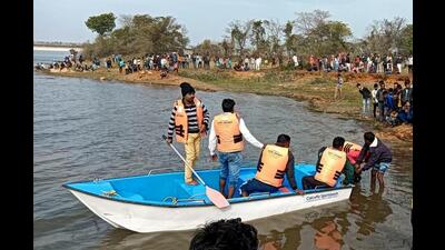 Rescue operation underway after a boat capsized in Jharkhand’s Jamtara on Friday. (ANI)