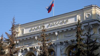 A Russian national flag above the headquarters of Bank Rossii, Russia's central bank, in Moscow, Russia, on Monday. (Bloomberg) A Russian national flag above the headquarters of Bank Rossii, Russia's central bank, in Moscow, Russia, on Monday. (Bloomberg)