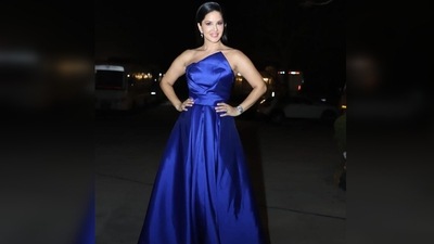 Sunny Leone stopped and posed for the camera in her gorgeous red carpet worthy royal blue gown by Meraki couture. (Instagram/@sunnyleone) Sunny Leone stopped and posed for the camera in her gorgeous red carpet worthy royal blue gown by Meraki couture. (Instagram/@sunnyleone)