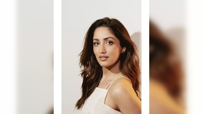 Yami Gautam left her bouncy brown locks untied and opted for soft glam makeup. (Instagram/@yamigautam)