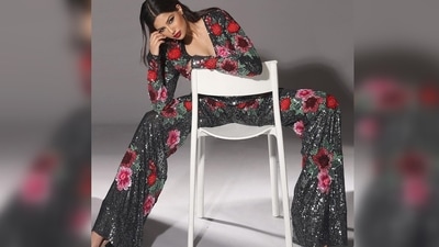 Her bold winged eyes, deep red lips complimented her sleek straight hair and stylish party outfit. (Instagram/@harnaazsandhu) Her bold winged eyes, deep red lips complimented her sleek straight hair and stylish party outfit. (Instagram/@harnaazsandhu)