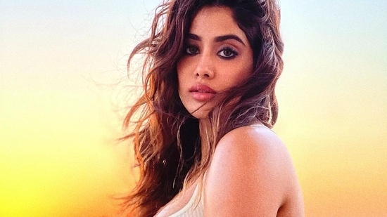 Flaunting a waistline to die for, Janhvi teamed it with a pair of blue denim jeans and left her luscious tresses open down and swept across one shoulder to let the sea breeze play with it. (Instagram/janhvikapoor)