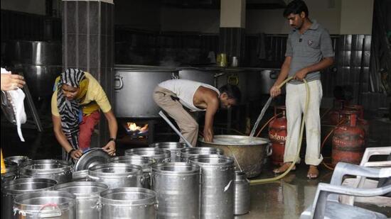 According to the officials, SDMC launched a pilot run of the plan by opening four kiosks in December 2017 that provided a full meal for ₹10. However, all of them were shut down within a year. (Representative image/HT Archive)