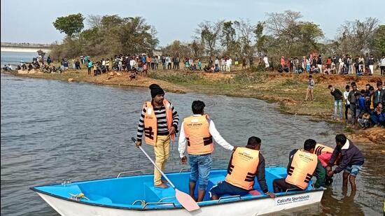 Rescue operation underway after boat capsized, in Jamtara on Friday. (ANI)