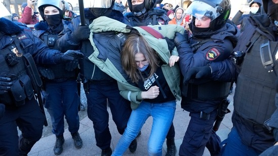 St. Petersburg : Police detain a demonstrator during an action against Russia's attack on Ukraine in St. Petersburg, on Feb. 27, 2022.&nbsp;(AP)