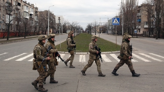 Ukrainian military forces walk in the small town of Severodonetsk, Donetsk region on February 27, 2022. (Photo by Anatolii STEPANOV / AFP)(AFP)