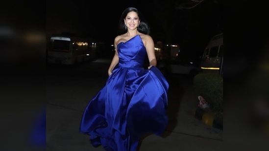 Sunny Leone left her straight sleek hair open and opted for soft glam makeup.(Instagram/@sunnyleone)