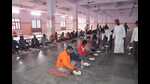 People having meal in the newly-constructed dining hall in Gorakhnath mutt, in Gorakhpur. (HT PHOTO)