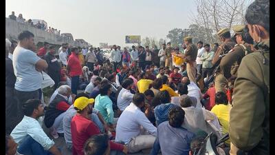 The victim’s family members and local villagers blocked National Highway 91 near Kot village, leading to a traffic jam. (Sourced) The victim’s family members and local villagers blocked National Highway 91 near Kot village, leading to a traffic jam. (Sourced)