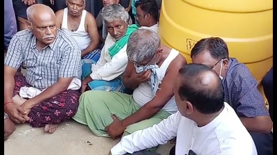 Father of Naveen Shekharappa Gyandagoudar, who was killed in the shelling in Ukraine, breaks down, in Karnataka. (ANI)
