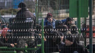 Refugees line up at the border crossing in Medyka to get into Poland on Tuesday. 2022. (AFP) Refugees line up at the border crossing in Medyka to get into Poland on Tuesday. 2022. (AFP)