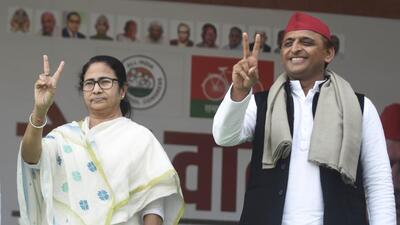 Lucknow, India – February 08, 2022: West Bengal chief minister Mamata Banarjee along with Samajwadi Party national president Akhilesh Yadav gesture during the joint press conference appealing to voters to support Samajwadi Party (SP) during Uttar Pradesh Assembly Election campaign at the party state headquarters in Lucknow, Uttar Pradesh, India on Tuesday, February 08, 2022. (Photo by Deepak Gupta/Hindustan Times) Lucknow, India – February 08, 2022: West Bengal chief minister Mamata Banarjee along with Samajwadi Party national president Akhilesh Yadav gesture during the joint press conference appealing to voters to support Samajwadi Party (SP) during Uttar Pradesh Assembly Election campaign at the party state headquarters in Lucknow, Uttar Pradesh, India on Tuesday, February 08, 2022. (Photo by Deepak Gupta/Hindustan Times)