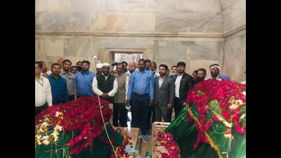 ASI officials at the actual grave of Mughal emperor Shah Jahan on Tuesday. (HT) ASI officials at the actual grave of Mughal emperor Shah Jahan on Tuesday. (HT)