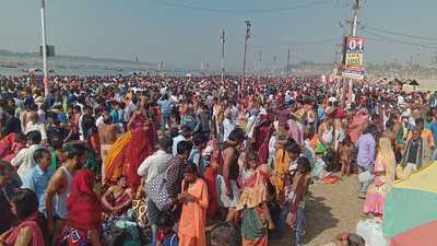 Magh Mela: Pilgrims taking holy dip on Maha Shivratri at Sangam on Tuesday. (HT Photo)