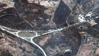 A massive Russian military convoy is seen advancing from Belarus in the north towards Kyiv. This Maxar satellite image taken and released on Monday shows part of a military convoy in southern Ivankiv. (Maxar Technologies) A massive Russian military convoy is seen advancing from Belarus in the north towards Kyiv. This Maxar satellite image taken and released on Monday shows part of a military convoy in southern Ivankiv. (Maxar Technologies)