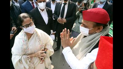•West Bengal chief minister Mamata Banerjee being welcomed by Samajwadi Party (SP) chief Akhilesh Yadav as she arrived for a joint press conference ahead of Uttar Pradesh Assembly elections, in Lucknow in February. (ANI Photo) •West Bengal chief minister Mamata Banerjee being welcomed by Samajwadi Party (SP) chief Akhilesh Yadav as she arrived for a joint press conference ahead of Uttar Pradesh Assembly elections, in Lucknow in February. (ANI Photo)