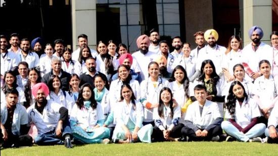 Dr SPS Ghuman, dean, College of Veterinary Science, GADVASU, Ludhiana, administered the Veterinarian’s oath to the passing out graduates and asked them to practice the profession in line with the principles of veterinary ethics (HT PHOTO)