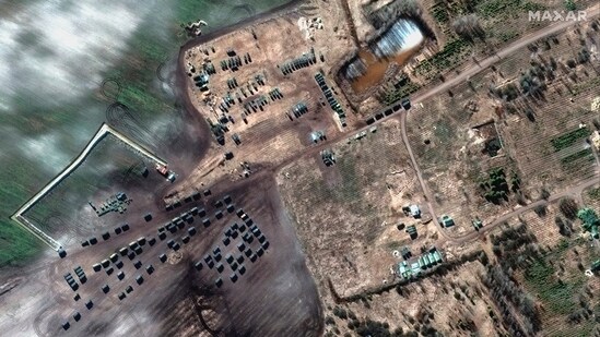 Această imagine din satelit furnizată de Maxar Technologies arată echipamentele forțelor terestre și convoiul în Khilchikha, Belarus.(AP)