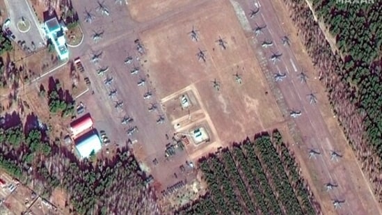 Această imagine din satelit furnizată de Maxar Technologies arată o vedere mai atentă a elicopterelor de atac la sol pe aerodromul VD Bokov, lângă Mazyr, Belarus.(AP)