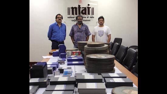 NFAI Director Prakash Magdum (Left) receiving a collection of films by Sumitra Bhave and Sunil Sukthankar. (HT PHOTO)