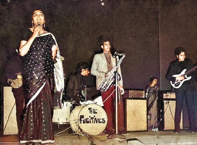Usha singing in Bombay at the Shanmukhananda hall with her band Usha singing in Bombay at the Shanmukhananda hall with her band