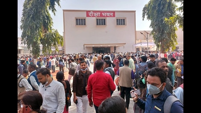 Polling staff gather at a distribution center to collect polling equipment for the sixth phase of the Uttar Pradesh Assembly Election, in Gorakhpur on Wednesday. (ANI) Polling staff gather at a distribution center to collect polling equipment for the sixth phase of the Uttar Pradesh Assembly Election, in Gorakhpur on Wednesday. (ANI)