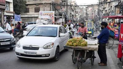 Road-side encroachments at electronic market near Ludhiana MC office zone A leading to traffic disruptions. (Harsimar Singh/HT) Road-side encroachments at electronic market near Ludhiana MC office zone A leading to traffic disruptions. (Harsimar Singh/HT)
