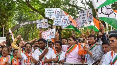 Mahavikas Aghadi (MVA) activists hold an agitation in support of NCP leader and minister Nawab Malik. (Bhushan Koyande/ HT Photo) Mahavikas Aghadi (MVA) activists hold an agitation in support of NCP leader and minister Nawab Malik. (Bhushan Koyande/ HT Photo)