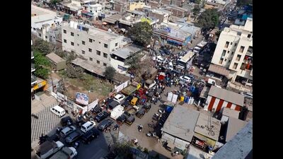 Traffic at Gangadham road, on Wednesday. (Rahul Raut/HT PHOTO) Traffic at Gangadham road, on Wednesday. (Rahul Raut/HT PHOTO)
