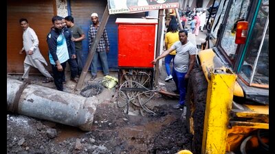 A resident shows DP box that claimed Shahzad Sayyed’s life, on Wednesday. (Rahul Raut/HT PHOTO) A resident shows DP box that claimed Shahzad Sayyed’s life, on Wednesday. (Rahul Raut/HT PHOTO)