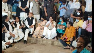West Bengal chief minister and Trinamool Congress chief Mamata Banerjee attending the ‘Ganga Aarti’in Varanasi. (Sourced) West Bengal chief minister and Trinamool Congress chief Mamata Banerjee attending the ‘Ganga Aarti’in Varanasi. (Sourced)