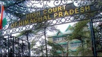 A division bench comprising chief justice Mohammad Rafiq and justice Jyotsna Rewal Dua passed these orders on a petition taken up suo motu by the HC as public interest litigation on a letter addressed to chief justice by a student of Vijay Senior Secondary School, Mandi. (HT File Photo)