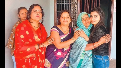 Nishi Singh (extreme right) at her home in village Bhikhnapur in Delhupur area of Pratapgarh district after returning from Ukraine. (Sourced) Nishi Singh (extreme right) at her home in village Bhikhnapur in Delhupur area of Pratapgarh district after returning from Ukraine. (Sourced)