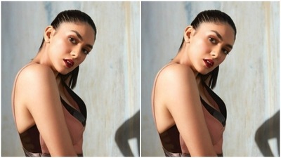 Mrunal played muse to the fashion designer Sameer Madan and picked a perfect brunch date attire for the pictures. (Instagram/@mrunalthakur)