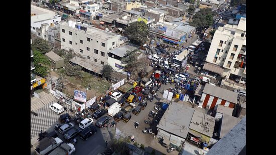 Traffic at Gangadham road, on Wednesday. (Rahul Raut/HT PHOTO)