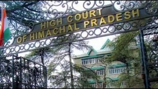 A division bench comprising chief justice Mohammad Rafiq and justice Jyotsna Rewal Dua passed these orders on a petition taken up suo motu by the HC as public interest litigation on a letter addressed to chief justice by a student of Vijay Senior Secondary School, Mandi. (HT File Photo)